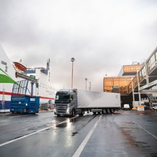 Volvo lança Safety Zones, serviço conectado que reduz a velocidade dos caminhões em áreas restritas